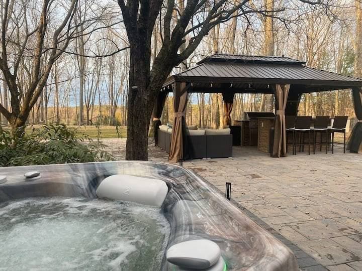 Hot Tub & Lounge